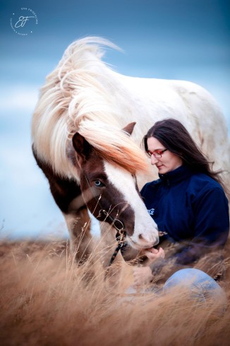 13 Eldhestar Teilnehmer mit Pferden im Portrait-7
