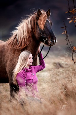 13 Eldhestar Teilnehmer mit Pferden im Portrait-8